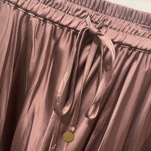 Stunning flowy maxi skirt in a pretty silky fabric